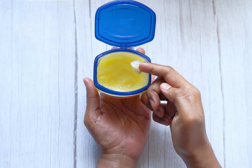 Femme appliquant de la vaseline sur sa peau