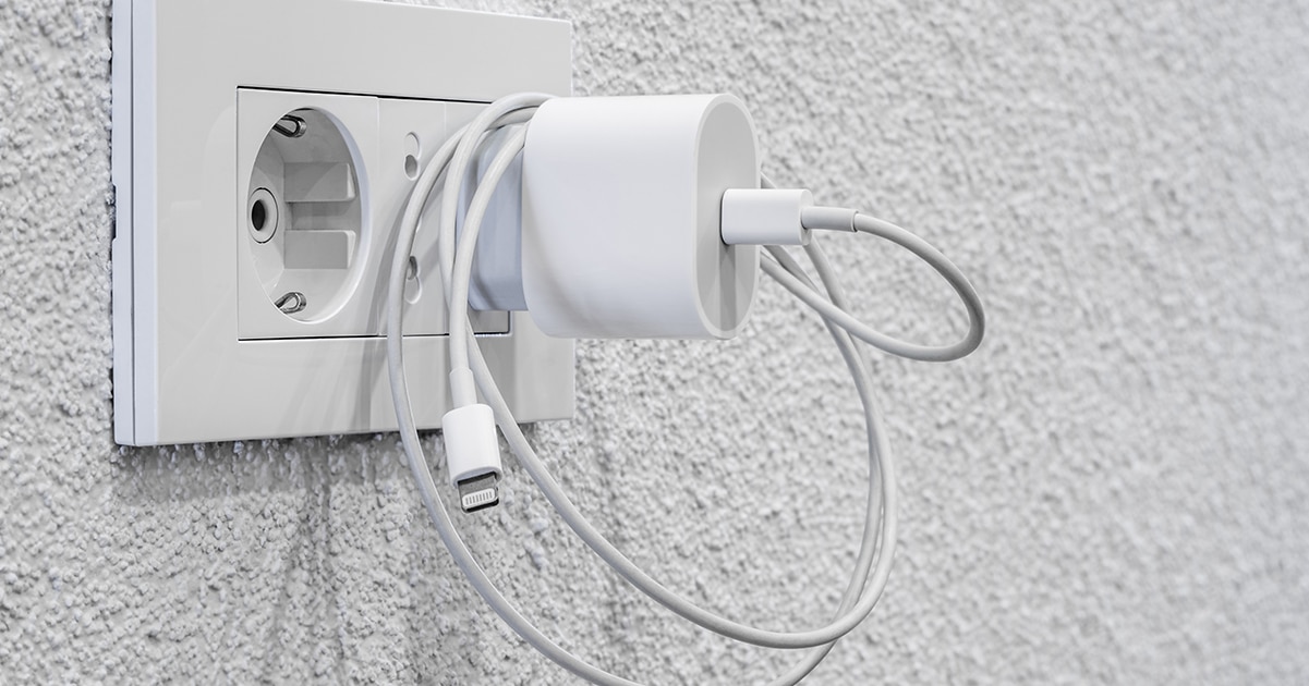 Chargeur électrique branché dans une prise murale
