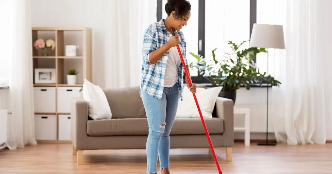 Femme balayant son intérieur