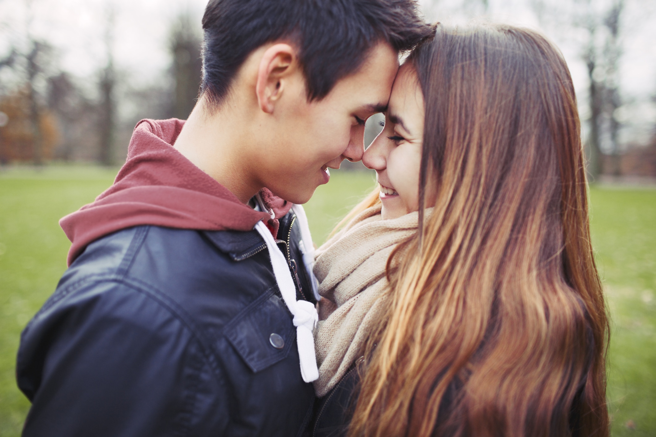 Jeunes couple s'embrassant