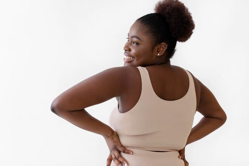 Femme souriante de profil montrant sa silhouette