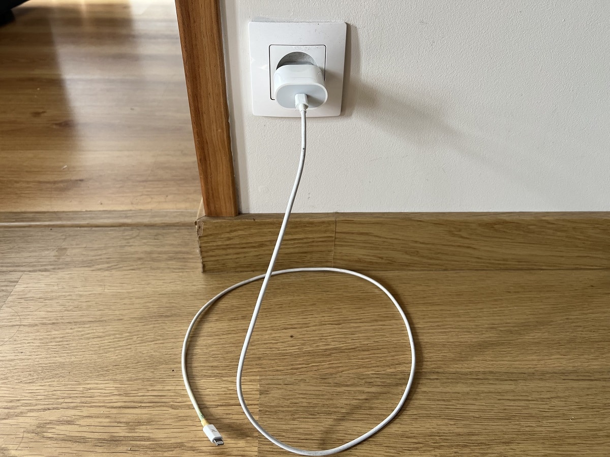 Chargeur de smartphone branché dans une prise murale blanche