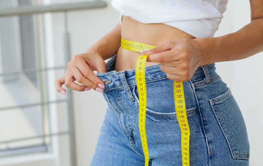 Personne mesurant son tour de taille