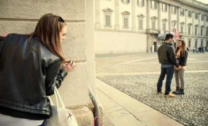 Personne réfléchissant à une relation passée