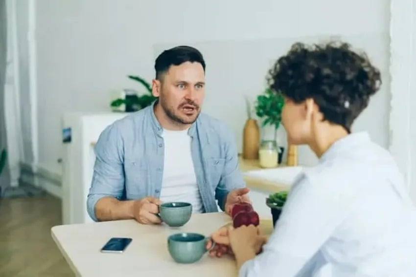 Homme en conversation