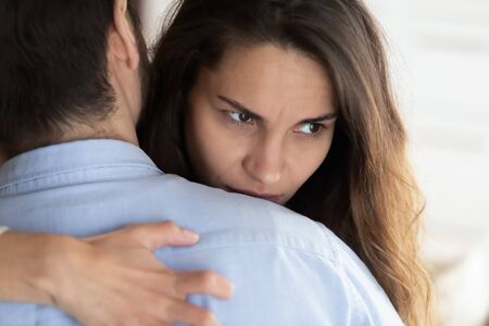 Jeune couple réconcilié après une dispute