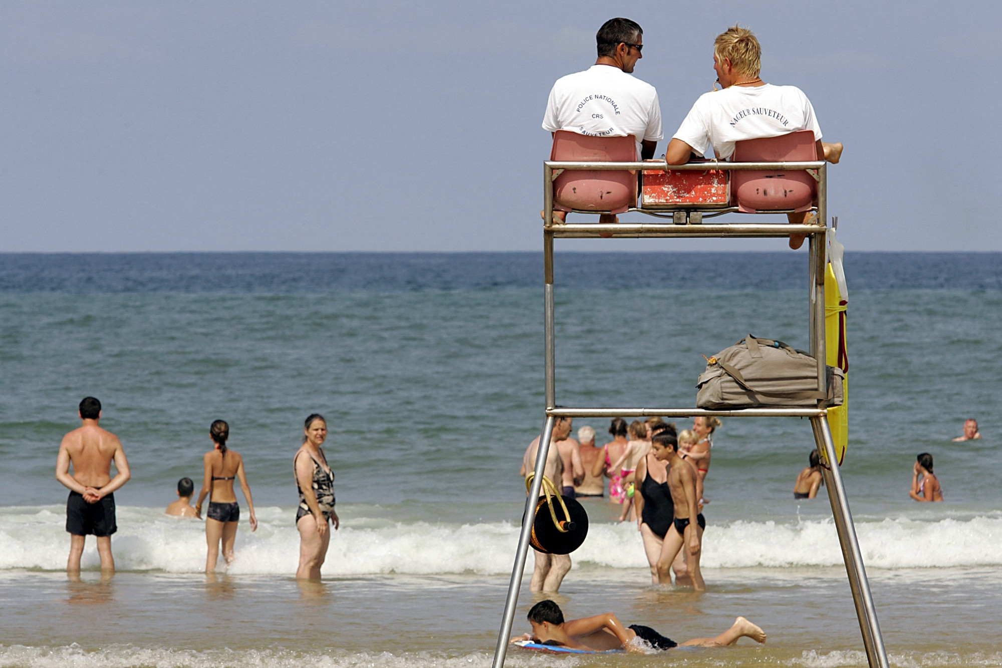 Deux sauveteurs surveillant une plage