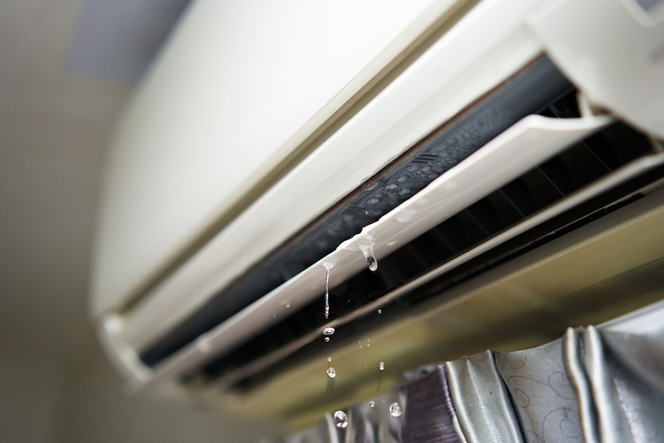 Climatiseur laissant échapper des gouttes d'eau