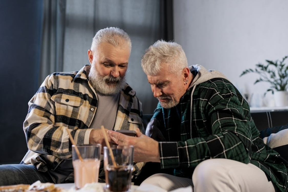 Groupe d'amis masculins