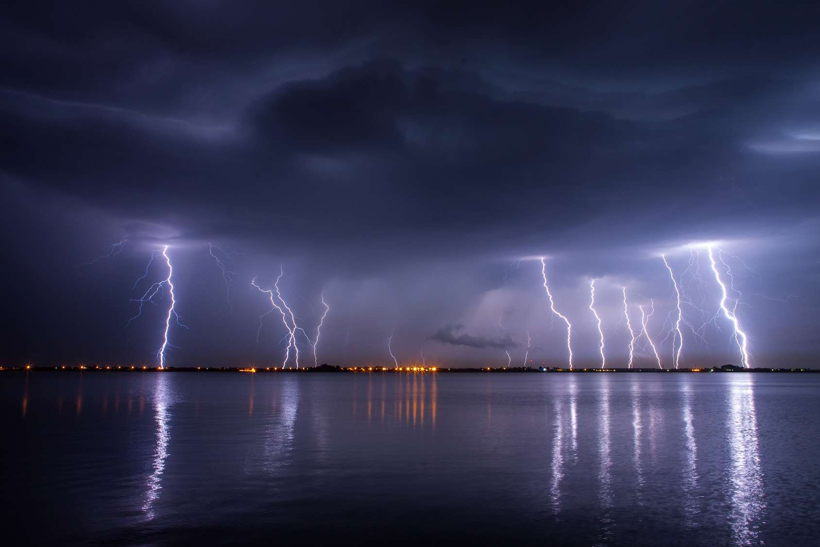 Orage avec éclairs illuminant un ciel nocturne