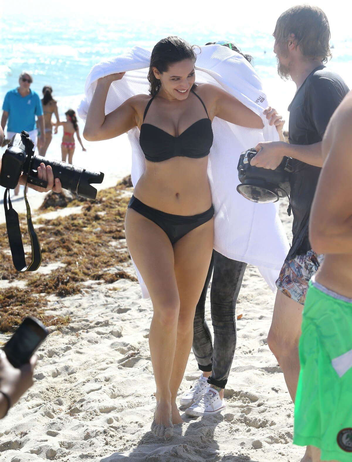 Kelly Brook sur une plage
