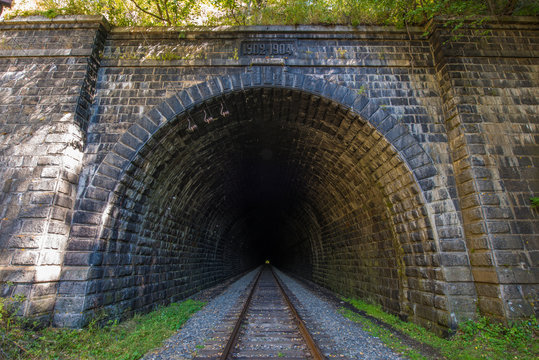 Train entrant dans un tunnel