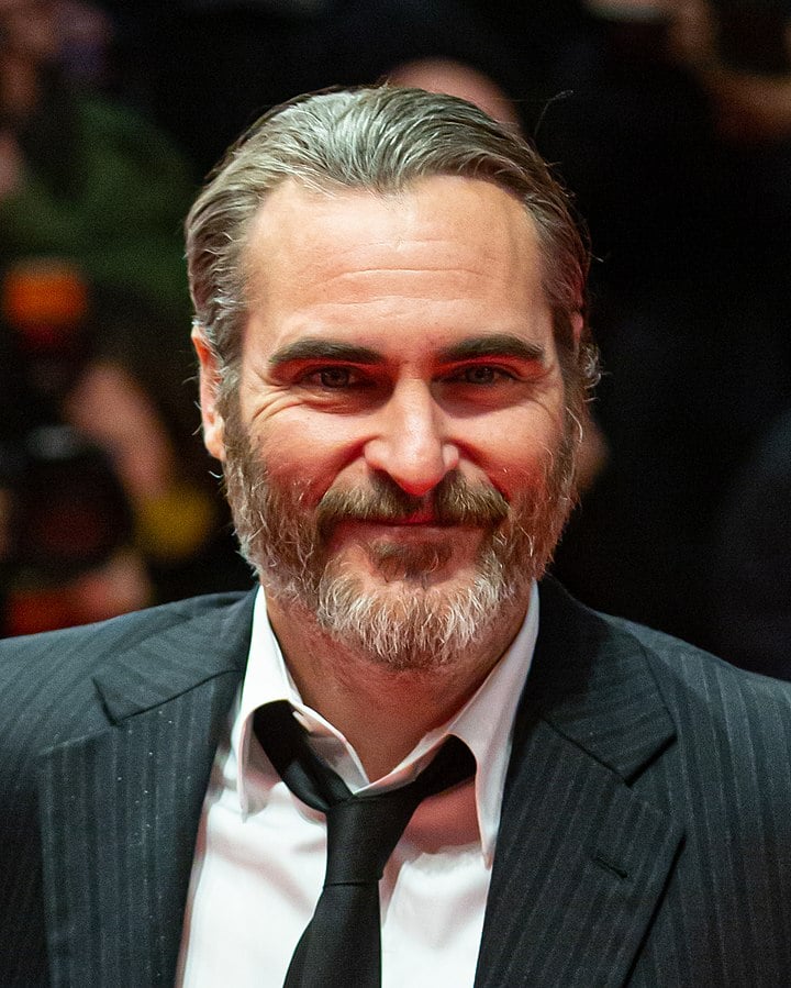 Homme avec barbe soignée