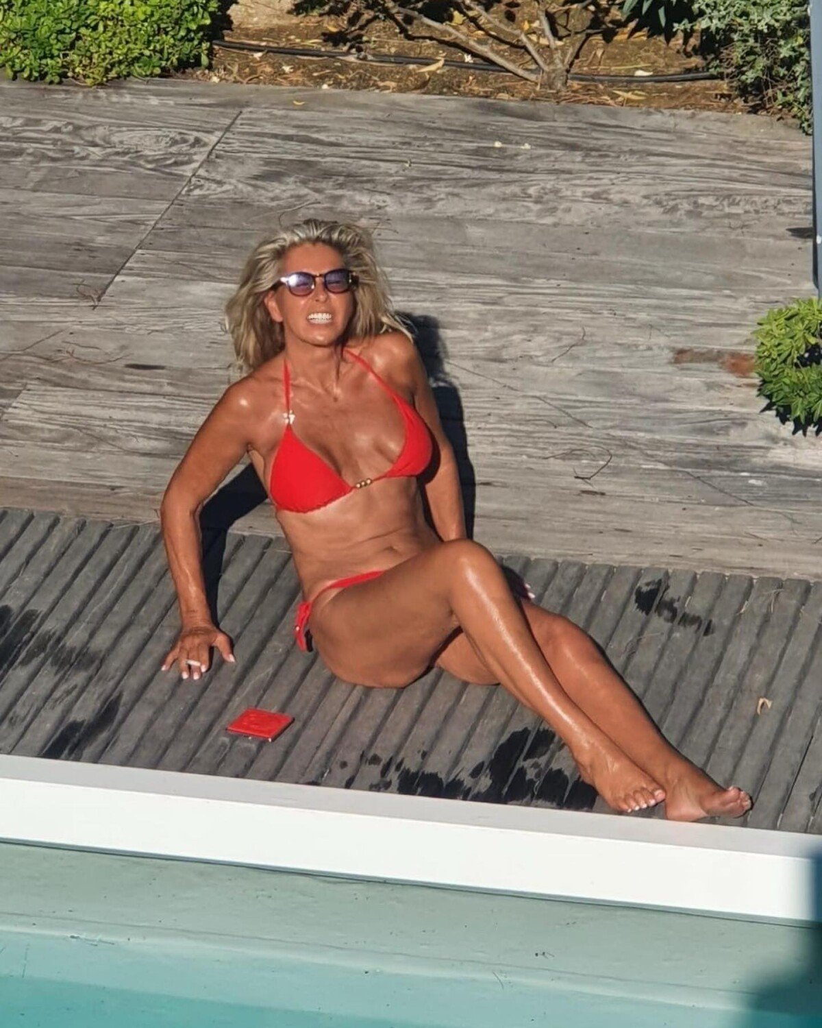 Caroline Margeridon en maillot de bain sur la plage