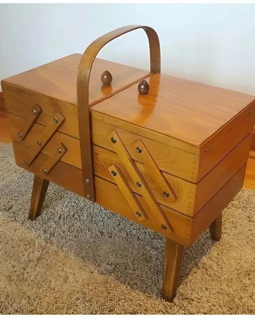 Boîte à couture vintage transformée en élément décoratif