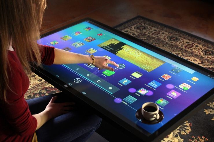Smartphone posé sur une table avec notifications visibles