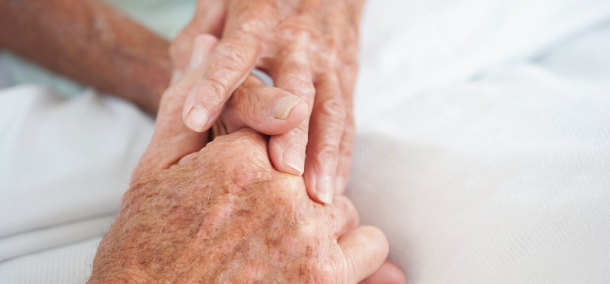 Couple âgé se tenant la main