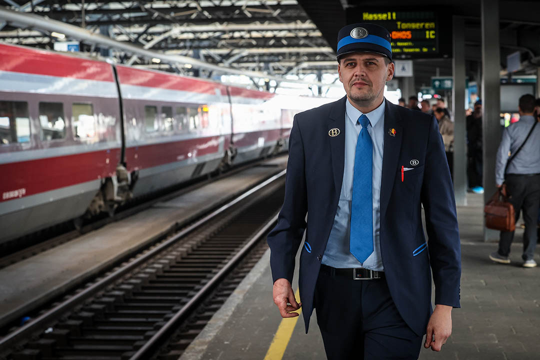 Train en gare avec controleur SNCB