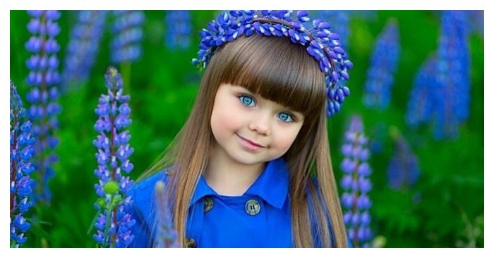 Nastya enfant mannequin posant devant l'objectif