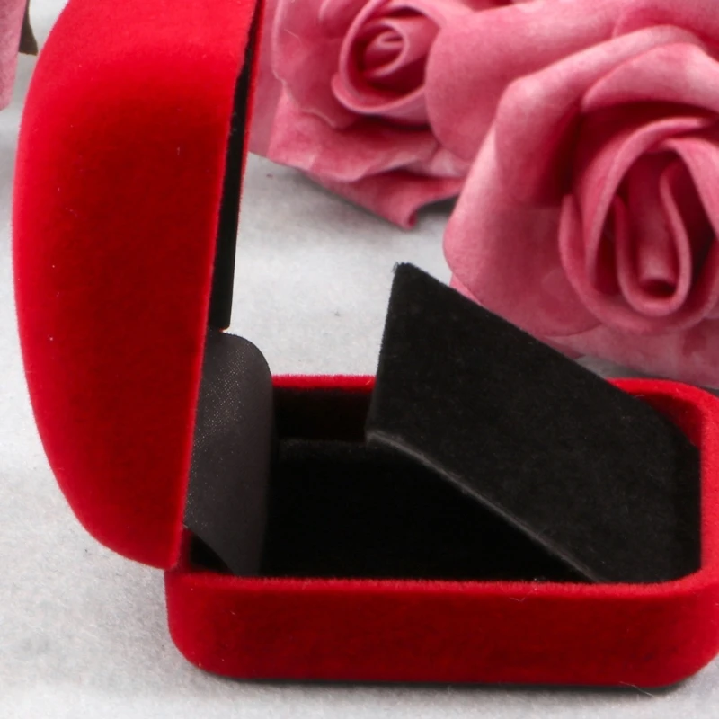 Boîte en velours rouge contenant une médaille