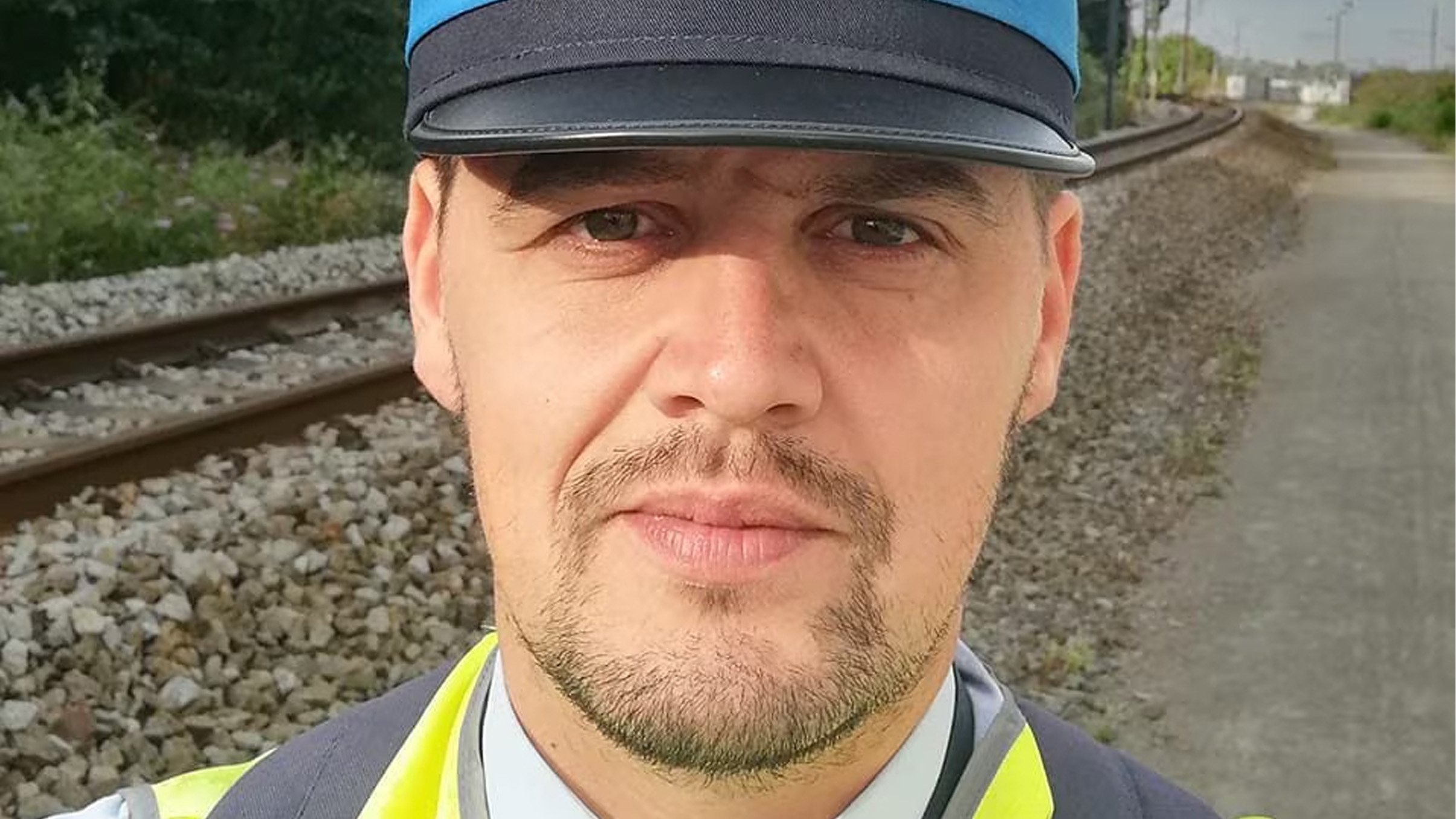 Gare ferroviaire belge avec voyageurs