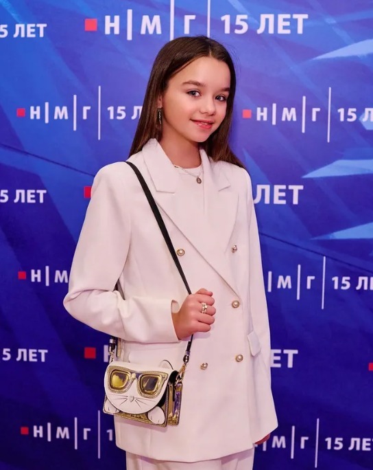 Nastya adolescente, portrait moderne