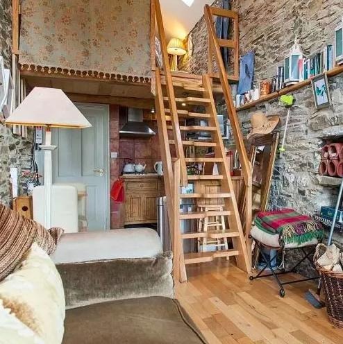 Intérieur lumineux de la maison rénovée