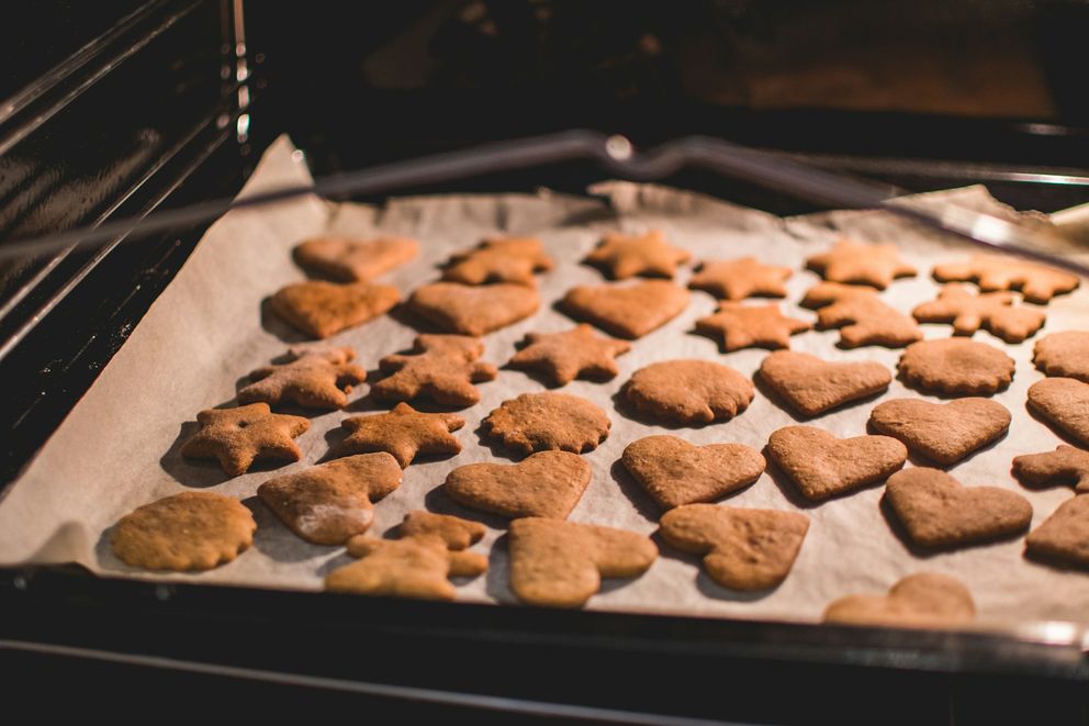 Enfant épanoui préparant un gâteau