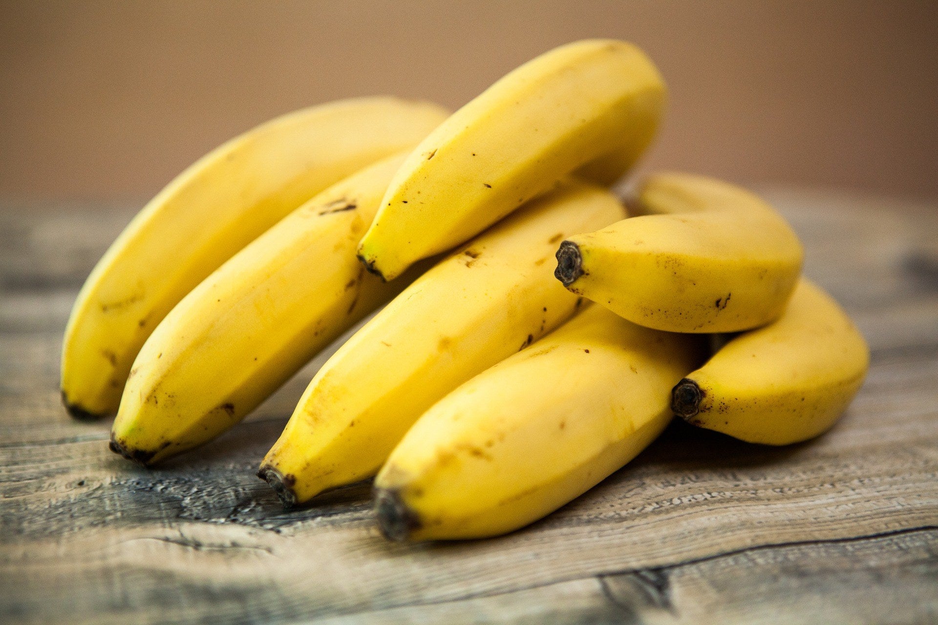 Bananes fraîches sur un fond naturel