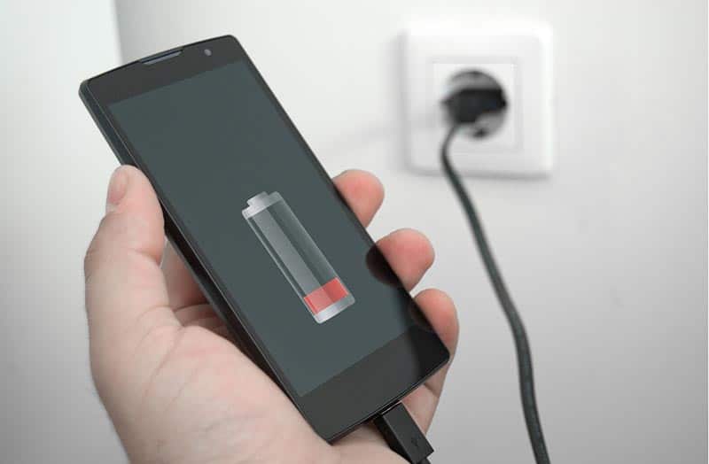 Smartphone en charge sur une table