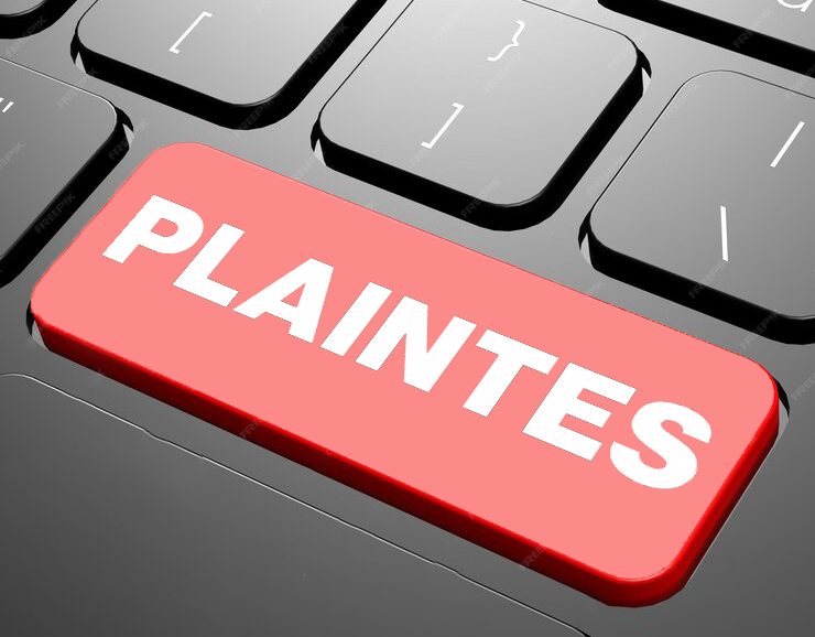 Mains tapant sur un clavier d'ordinateur