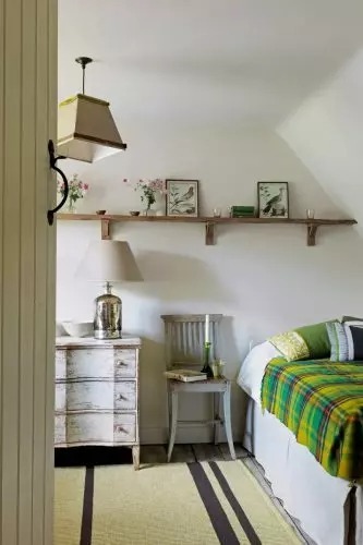 Salon chaleureux avec cheminée dans un cottage