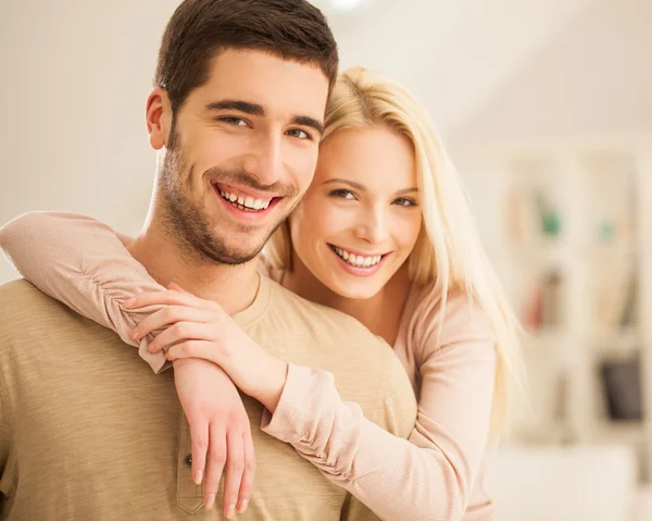Couple heureux en balade