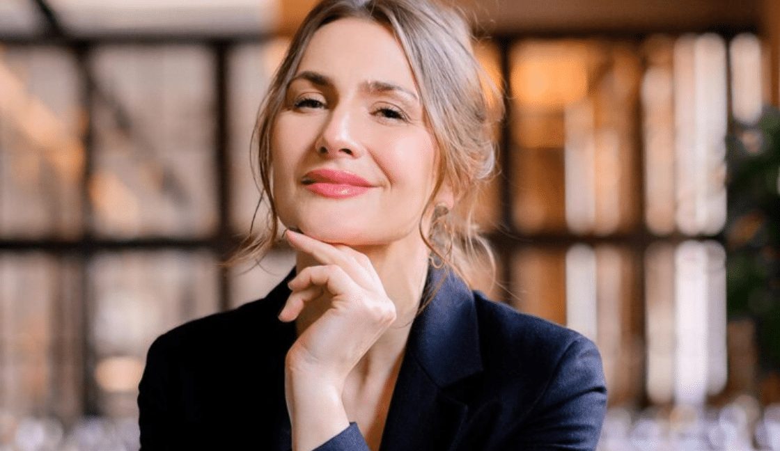 Jeune femme souriante en tenue décontractée