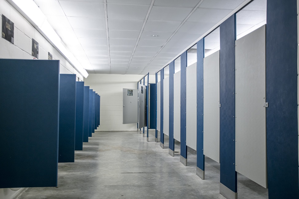 Personne hésitant à s'asseoir sur des toilettes publiques