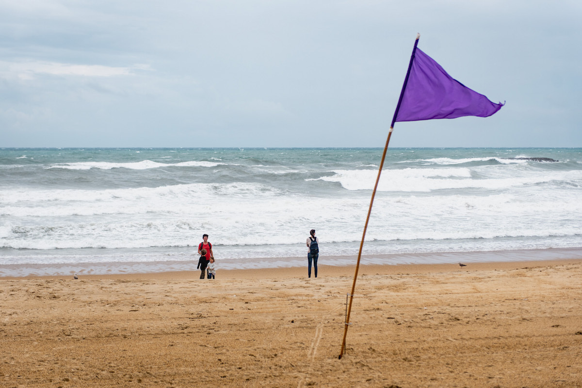 Plage surveillée avec drapeau violet