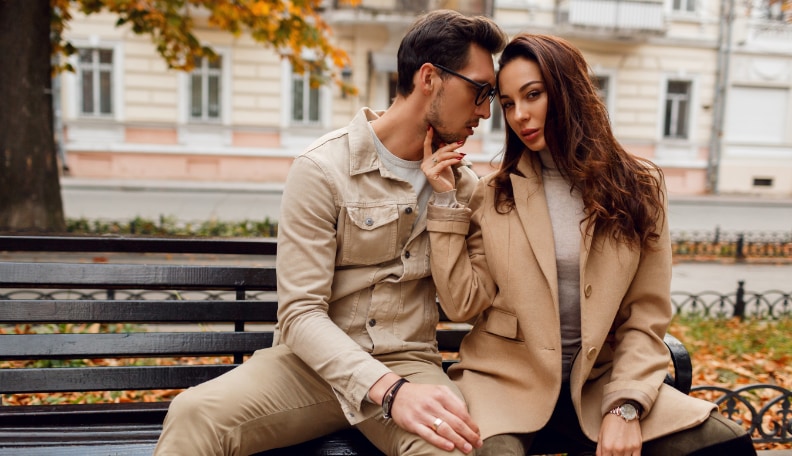 Femme observant attentivement son interlocuteur