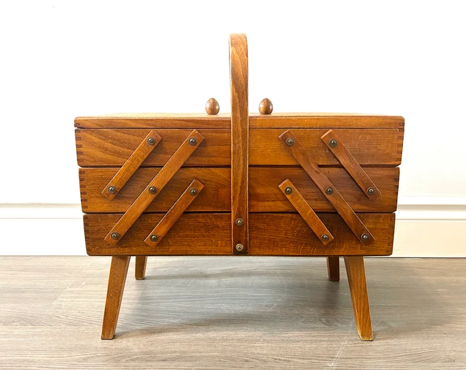 Boîte à couture vintage en bois avec tiroirs