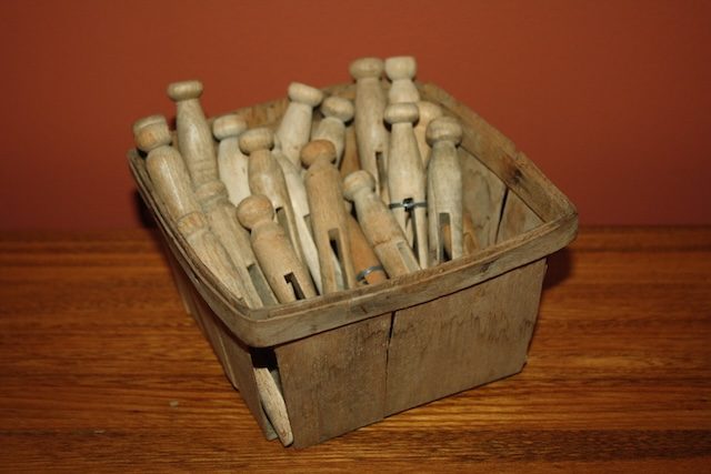 Pinces à linge en bois anciennes