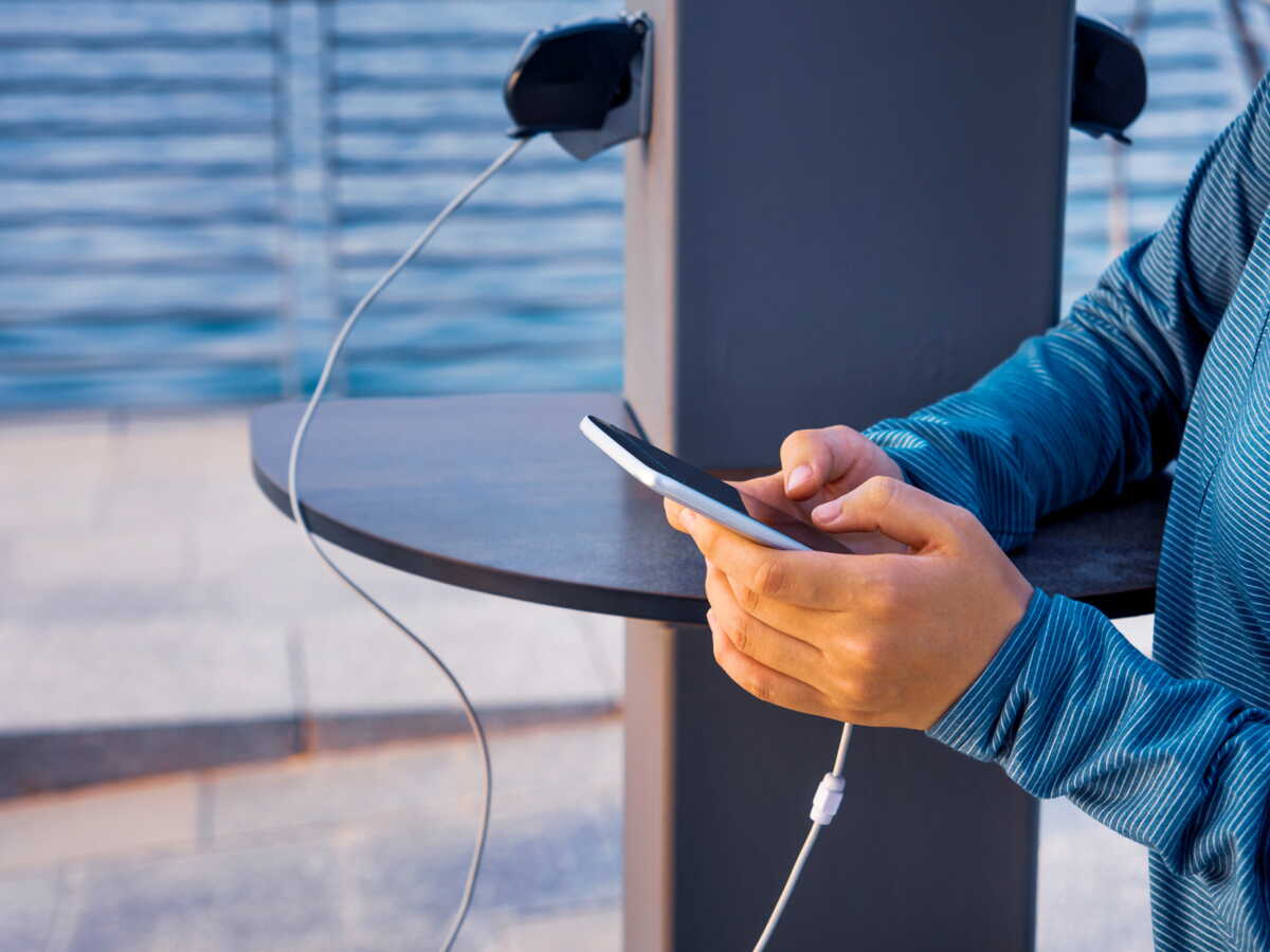 Personne utilisant son téléphone pendant la charge