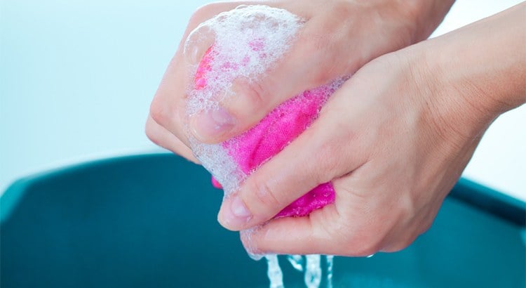 Nettoyage des murs avec du savon doux