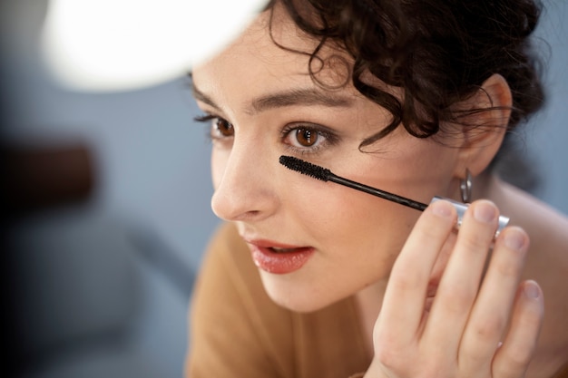 Modèle se maquillant les yeux