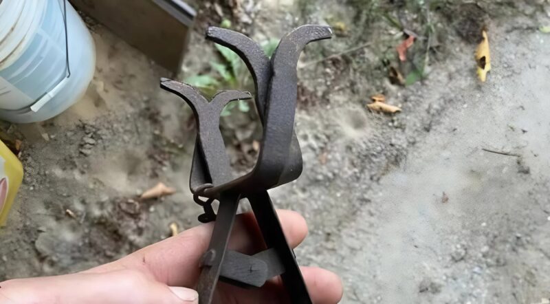 Détail d'un vieil outil agricole rouillé