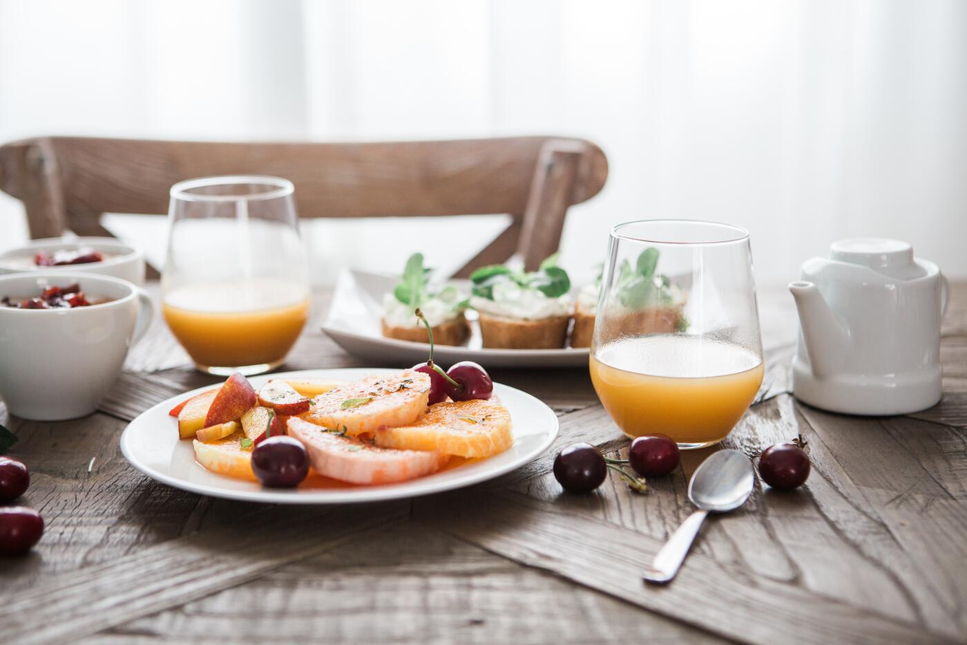 Petit-déjeuner copieux sur table en bois