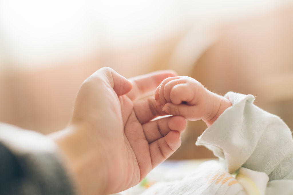 Doigts de bébé nouveau-né