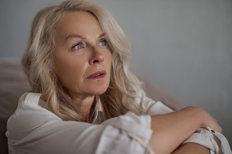 Femme pensive au regard lointain