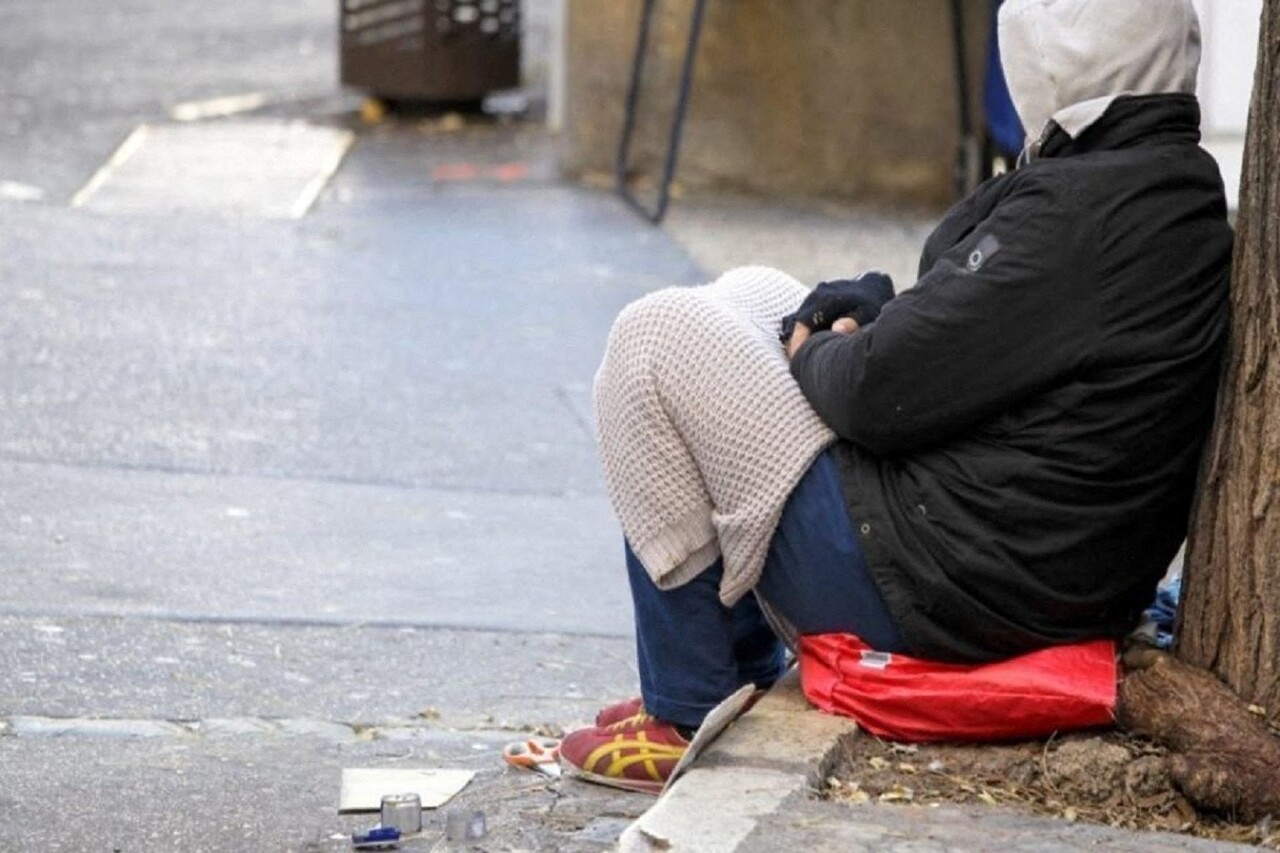 Femme sans-abri dans la rue