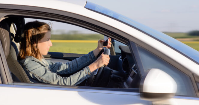 Personne attachant sa ceinture de sécurité