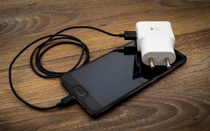 Smartphone en train de charger