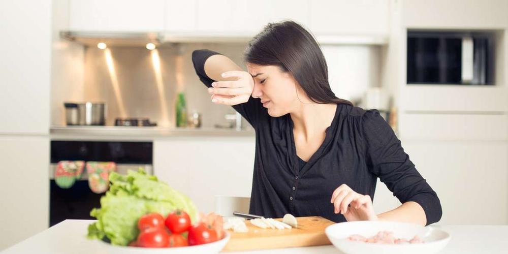 Personne coupant des oignons sans pleurer